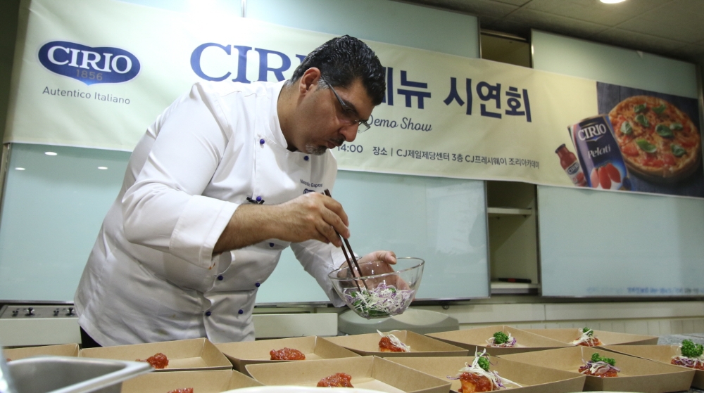마시밀리아노 에스포지토 쉐프가 메뉴 시연을 하고 있는 모습. /사진제공=CJ프레시웨이