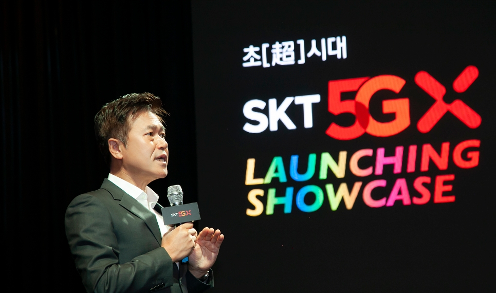 △박정호 SKT 대표이사가 5GX 런칭 쇼케이스에서 SKT가 5G 시장에서 선보일 서비스를 소개하고 있다/사진=SKT