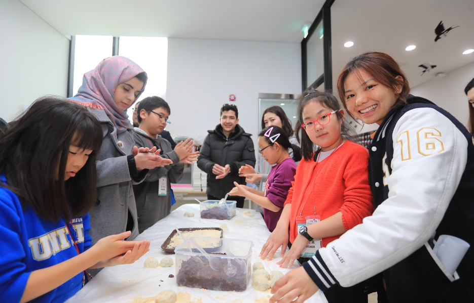 △교동도에서 열린 KT글로벌멘토링 7기 결연식에 참석한 외국인 유학생과 초등학생 멘티들이 떡만들기 체험을 하고 있다/사진=KT