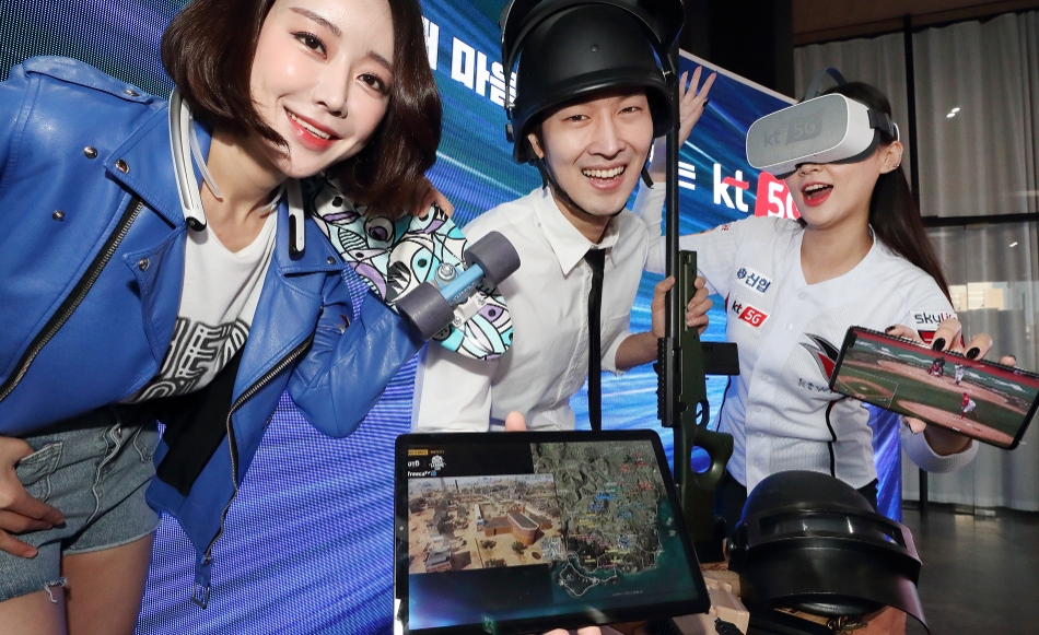 △KT가 5G 무제한 데이터 요금제를 발표했던 지난 2일, 모델들이 5G를 기반으로 가능한 서비스들을 소개하고 있다/사진=KT
