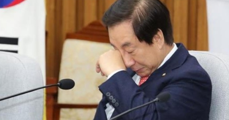 △김성태 의원의 페이스북 포스팅 게시물 중 딸의 채용 비리에 대해 부인하며 눈가를 훔치다가 찍힌 사진 모습/사진=오승혁 기자