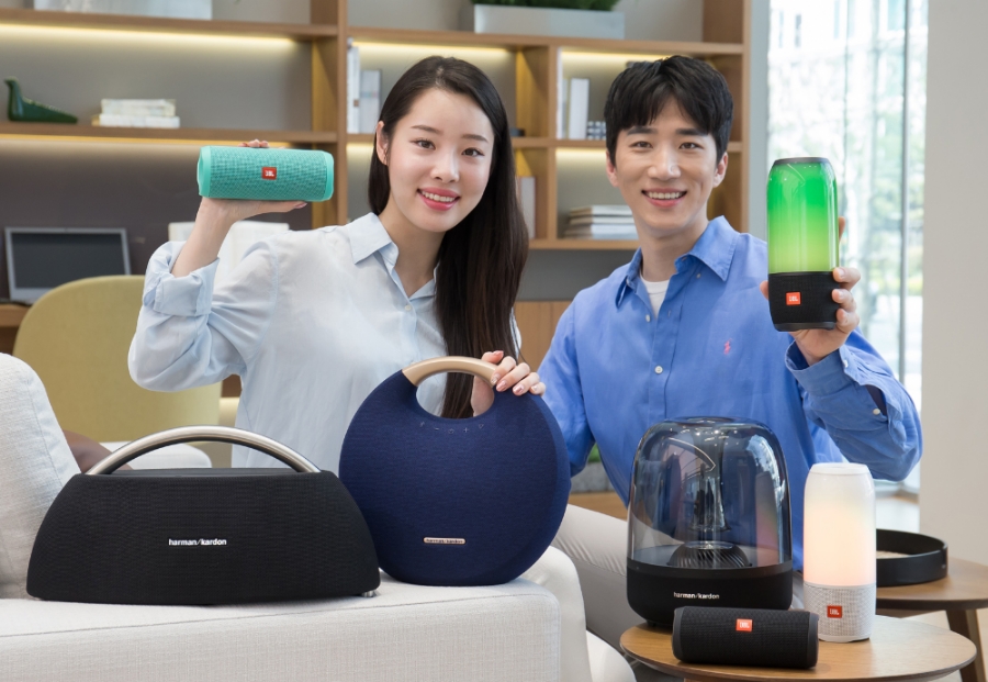 ○삼성전자 모델들이 하만 스피커 기기를 홍보하고 있다/사진=삼성전자