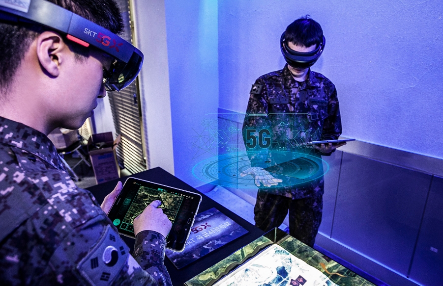 △AR기반 지휘통제훈련에 참가한 병사들이 AR 글래스를 착용하고 3차원 지형도를 보며 작전 상황을 실시간으로 확인하고 있다/사진=SKT
