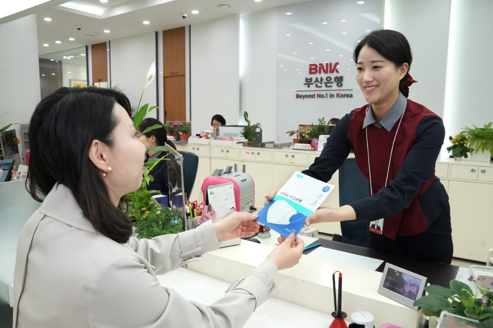 BNK부산은행, 미세먼지 마스크 15만5000개 무료 배부