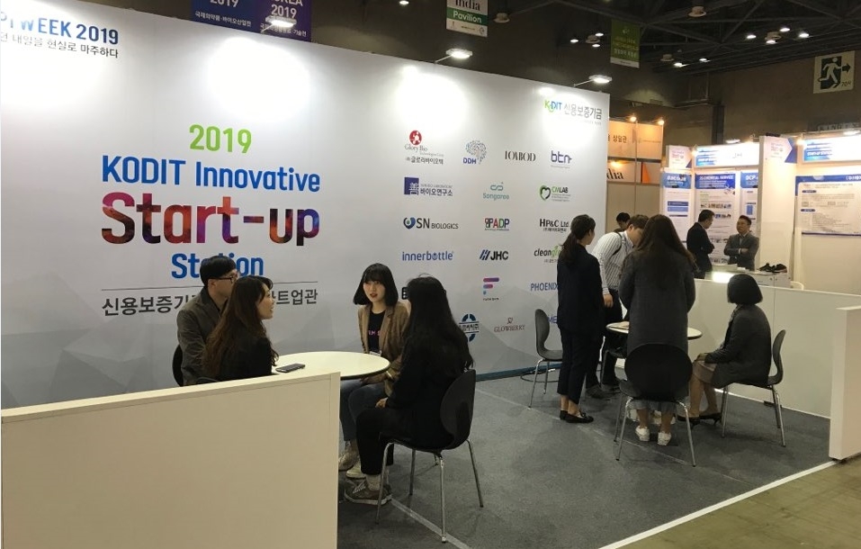 신용보증기금은 4월 16일부터 3일간 고양시 킨텍스에서 개최되는 ‘ICPI WEEK 2019’에 ‘신용보증기금 혁신 스타트업관’을 설치해 신보가 발굴한 혁신 스타트업의 판로개척을 지원하고 일반기업에 대한 맞춤형 상담서비스를 제공하고 있다./사진=신용보증기금