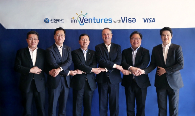 임영진(왼쪽 세번째) 신한카드 사장이 지난 16일 크리스 클락(오른쪽 세번째) 비자 아시아태평양 대표, 패트릭 윤(오른쪽 두번째) 비자 코리아 사장 등과 함께 스타트업 지원 프로그램 공동 운영에 대한 협의식을 마치고 기념사진을 찍고 있다. / 사진 = 신한카드