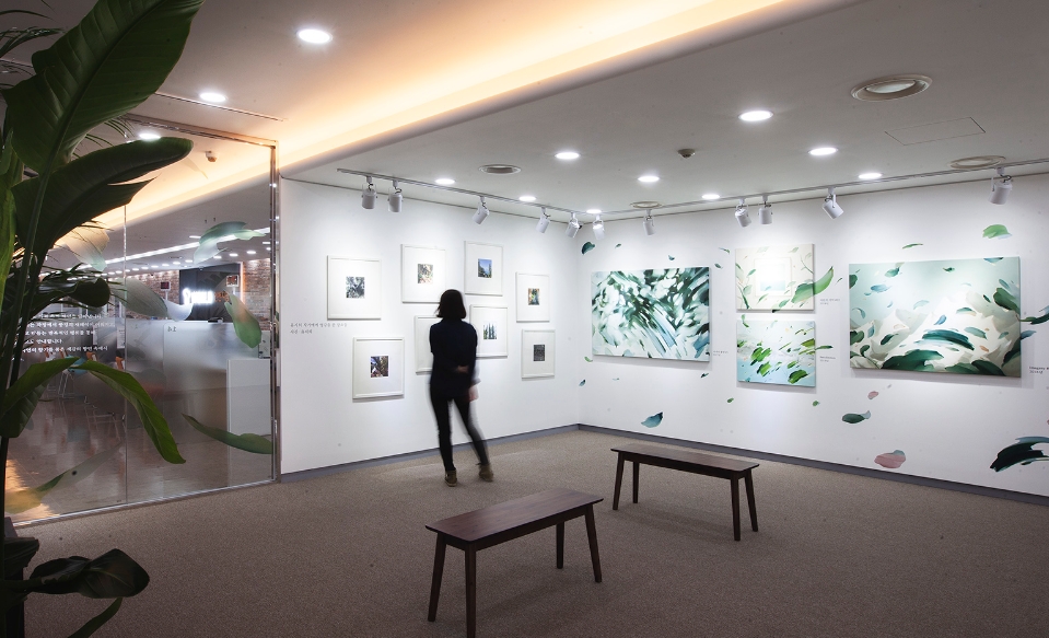 △SK텔레콤이 Tworld 인천지점을 신진 청년 작가의 작품을 전시하는 청년갤러리로 새롭게 단장한 모습/사진=SKT