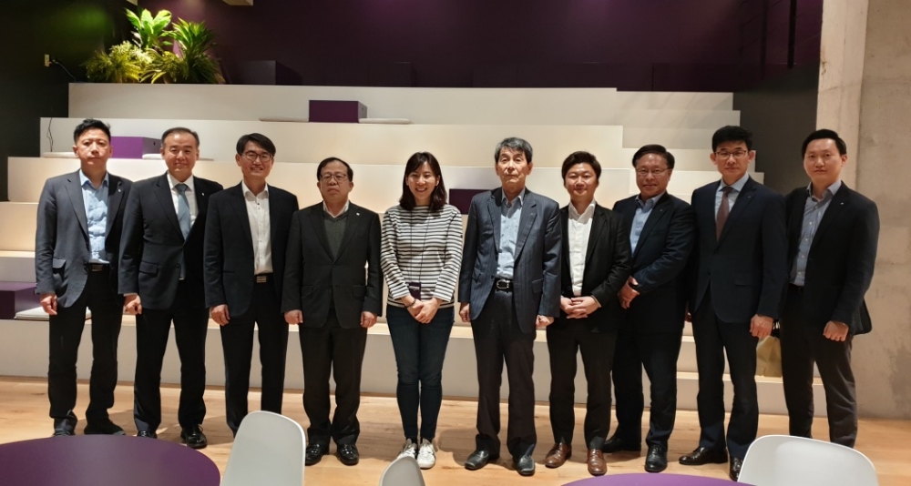 산업은행 이동걸 회장은 19일 ‘마켓컬리’로 유명한 ㈜컬리 김슬아 대표를 만나 유니콘기업 육성에 대한 현장 목소리를 들었다. / 사진= 산업은행