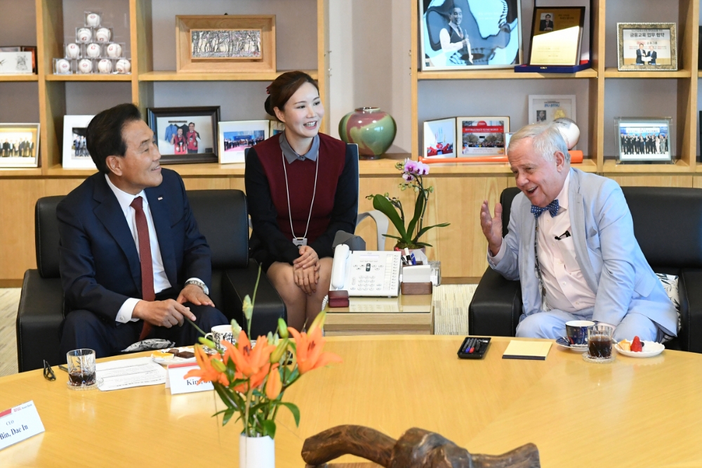 22일 BNK부산은행 본점을 방문한 짐 로저스(Jim Rogers) 로저스홀딩스 회장이 BNK금융그룹 특별 강연에 앞서, 김지완 BNK금융그룹 회장(왼쪽에서 첫번째)과 빈대인 부산은행장 등 BNK금융 관계자들과 별도 면담을 가졌다./사진=BNK금융그룹