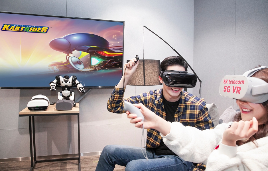 △SK텔레콤 모델들이 카트라이더 VR 게임 플레이 장면을 시연하고 있다/사진=SK텔레콤
