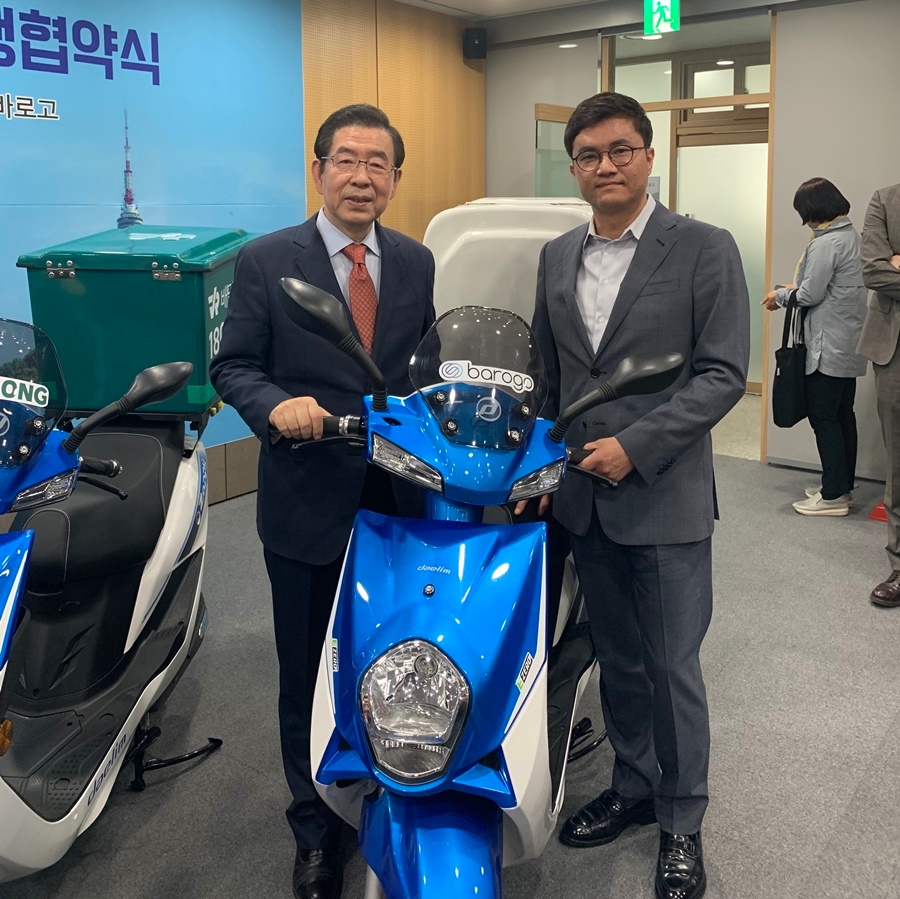 24일 서울시청 영상회의실에서 바로고와 서울시가 ‘전기이륜차 전환 MOU’를 체결했다./사진=바로고