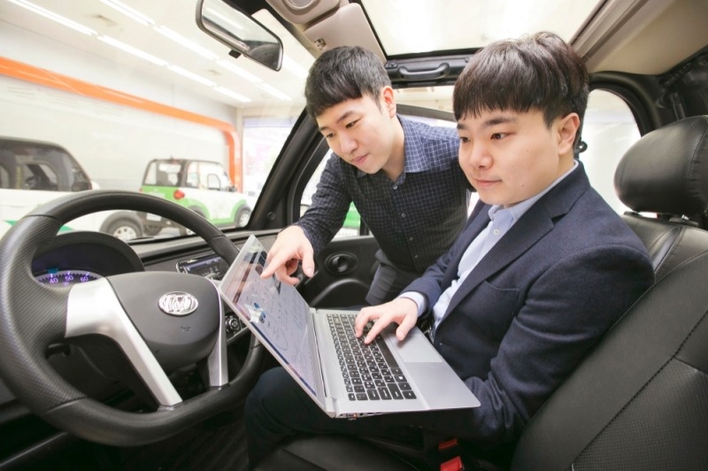 △KT 임직원이 마스타자동차관리 전기차에서 전기차 관제 솔루션을 테스트하고 있다/ 사진=한국금융신문