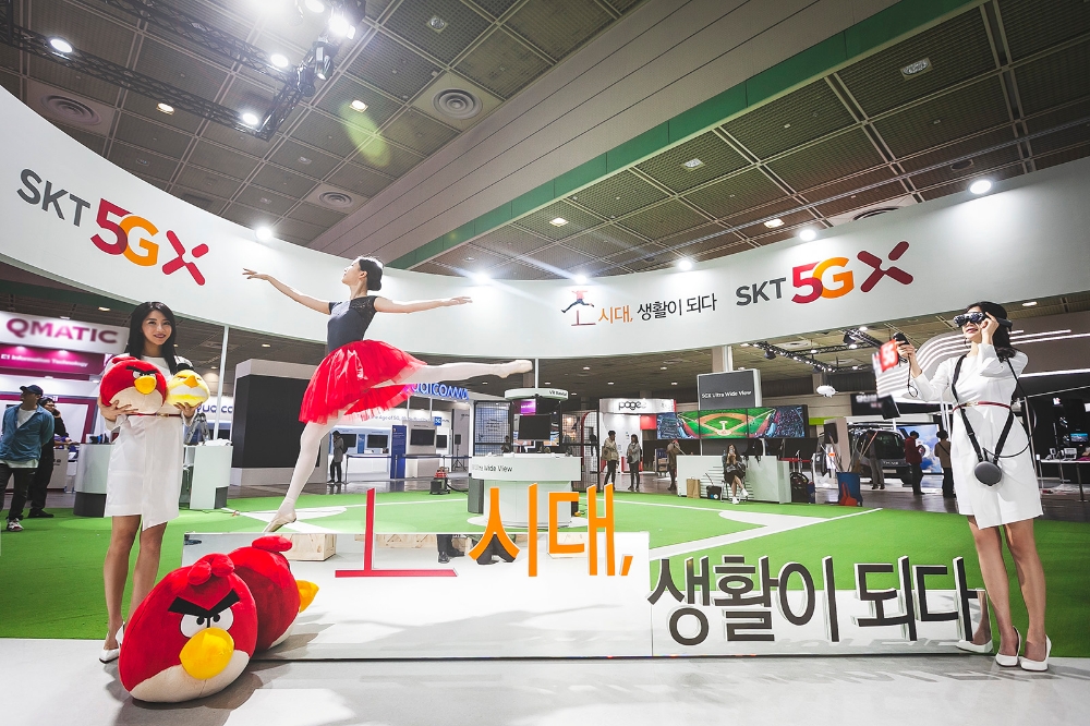 ●SK텔레콤 모델이 자사 기업 브랜드 슬로건인 ‘초시대, 생활이 되다’를 형상화한 퍼포먼스를 펼치는 모습/사진=SKT