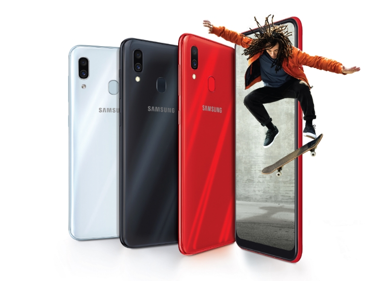 △삼성전자 갤럭시 A30 모델의 세가지 색상, 화이트, 블랙, 레드의 모습/사진=삼성전자