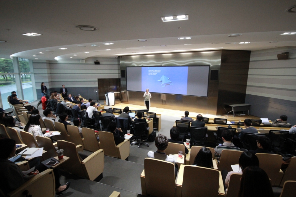 캔디스 위도즈 플러그앤플레이 최고운영담당임원(COO)이 지난 26일 서울 여의도 본점에서 열린 ‘KDB 넥스트라운드’의 스페셜라운드 강연자로 나서 스타트업 발굴 육성 노하우에 대해 강연하고 있다. / 사진=산업은행