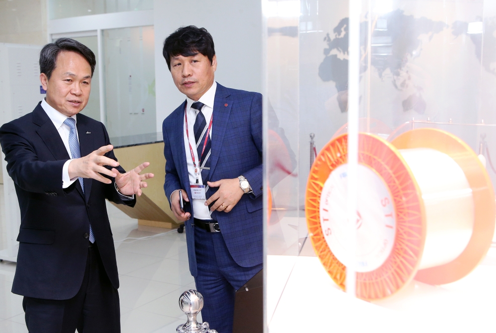 진옥동 신한은행장(왼쪽)이 29일 진행한 대구·경북지역 현장 경영에서 글로벌 광섬유·신소재 제조업체 ㈜에스티아이를 방문해 서태일 대표이사(오른쪽)와 함께 생산 설비를 돌아보면서 의견을 나누고 있다. / 사진= 신한은행