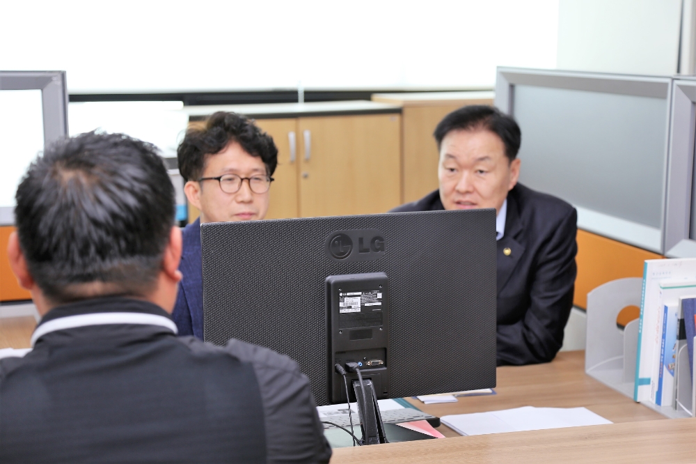 이계문 위원장이 안산서민금융통합지원센터에서 서민금융 이용 희망자와 1:1 서민금융 상담을 실시하고 있다./사진=서민금융진흥원