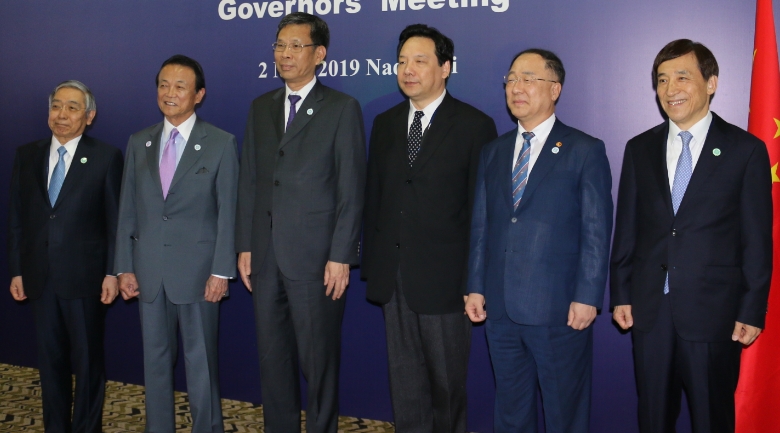 ▲구로다 히로이코(왼쪽부터) 일본은행 총재, 아소 다로 일본 재무장관, 류 쿤 중국 재무장관, 첸 위루 인민은행 부총재, 홍남기 경제부총리, 이주열 한국은행 총재가 2일(현지시간) 피지 난디에서 열린 ‘제19차 한·중·일 재무장관·중앙은행 총재회의’에서 기념사진을 찍고 있다./사진=한국은행