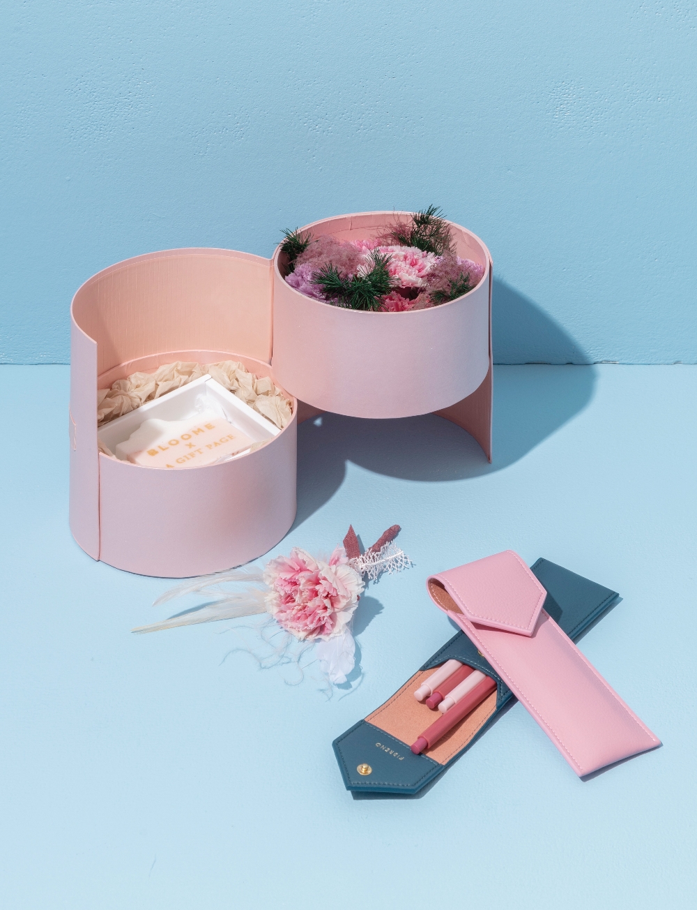 현대백화점이 오는 3일부터 천호점 선물 상품 편집숍 '기프트 페이지'에서 가정의 달을 맞아 '더 기프트-러브 에디션'을 선보인다고 2일 밝혔다. /사진제공=현대백화점