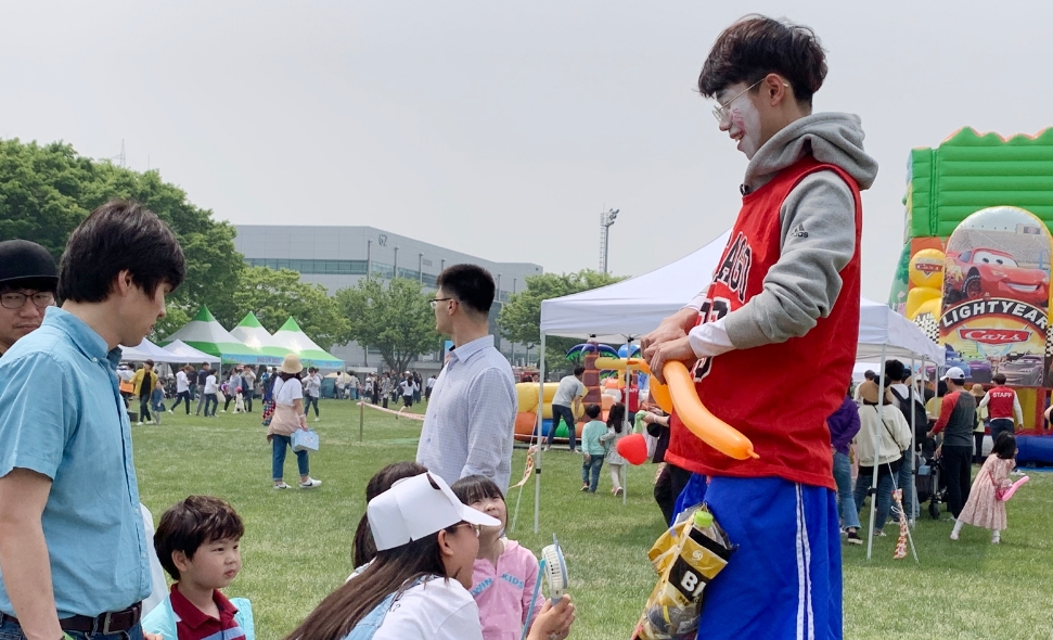 △4일 경기도 평택 LG디지털파크에서 키다리 삐에로가 풍선아트 이벤트를 진행하고 있다/사진=LG전자