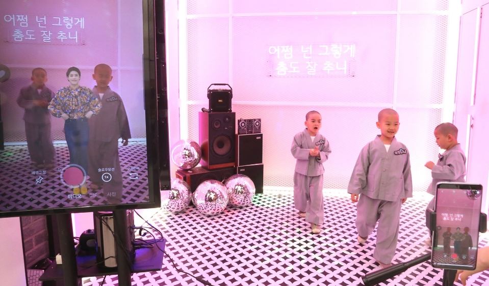 △조계사 단기 체험 동자승들이 AR 서비스로 아이돌 댄스를 따라하고 있다/사진=LG유플러스