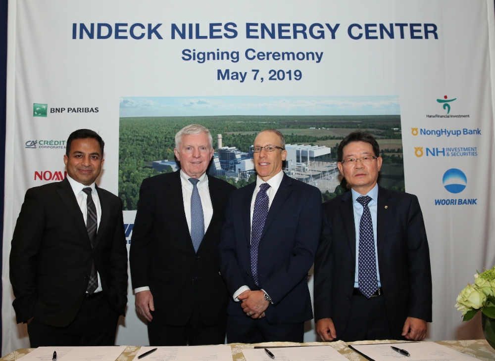 노무라 증권 PF부문대표 Vinod Mukani, BNP Paribas 북미지역대표 Robert HwaleyJr., Credit Agricole CIB PF부문대표 Evan Levy, 농협은행 유윤대 기업투자금융부문 부행장이 현지시간 7일 뉴욕 소재 롯데 뉴욕팰리스 호텔에서 금융조달 약정식을 가진 후 기념촬영을 하고 있다./사진=농협은행