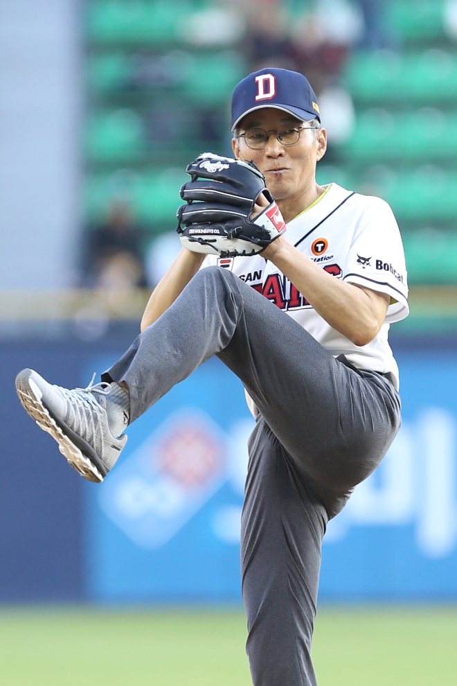 윤종규 KB금융그룹 회장이 지난 9일 잠실야구장에서 시구를 하고 있다. / 사진 = KB국민카드