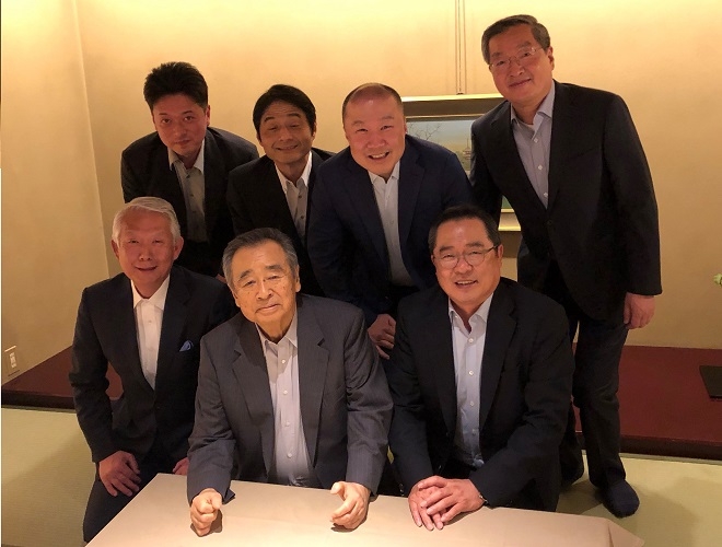 13일 일본 도쿄 JX금속 회의실에서, (앞줄 왼쪽부터 반시계 방향)오오이 JX금속 사장, 기시 구니오사社 사장, 구자열 LS그룹 회장, 이광우 ㈜LS 부회장, 구자은 LS엠트론 회장.