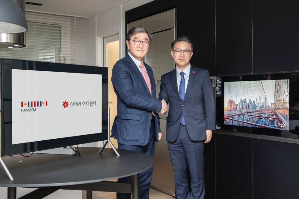 (왼쪽부터) 이영식 한샘 사장, 고학봉 신세계I&C 밸류서비스사업부 상무. /사진제공=한샘