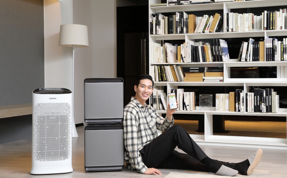 △삼성전자 모델이 실내 공기질 통합 관리 서비스 스마트싱스 에어를 홍보하고 있다/사진=삼성전자