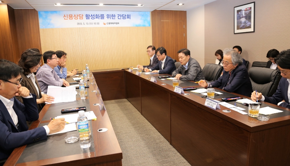 이계문 신용회복위원장이 민간 신용상담 기관의 의견과 애로사항을 청취하고 있다./사진=신용회복위원회