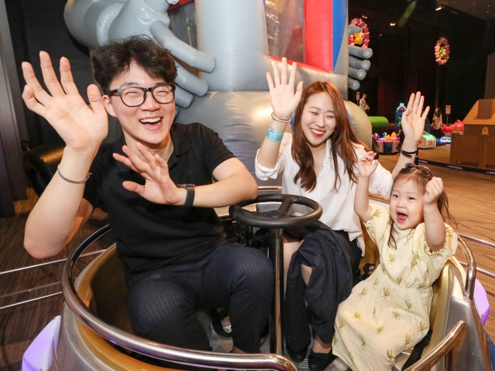 놀이공원으로 변신한 판교 현대百…"무더위 피해 실내서 즐기자"