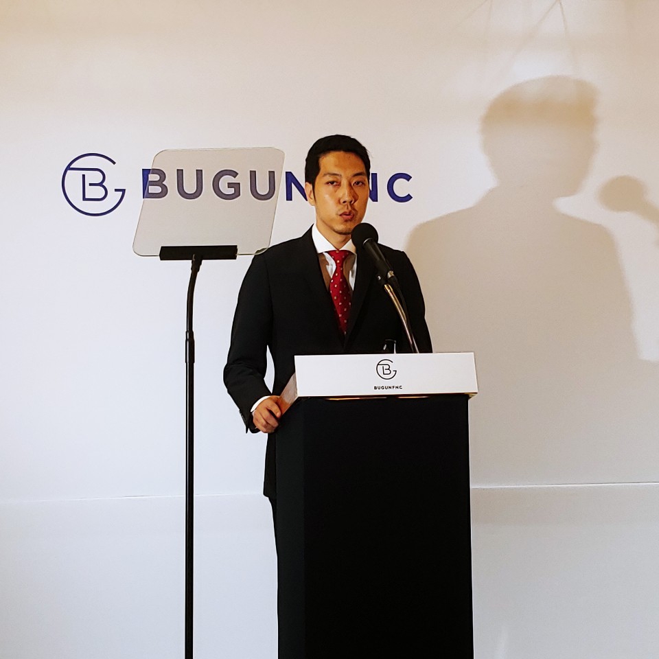 20일 가산디지털단지 본사에서 공식 입장을 발표 중인 박준성 부건에프엔씨 대표.