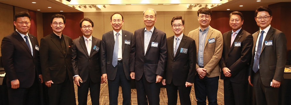 ▲ 기념사진을 찍고 있는 최영권 하이자산운용 사장, 황보 윤 국민대 교수, 김봉국 한국금융신문 대표이사, 최운열 더불어 민주당 국회의원, 김병주 서강대 명예교수, 허과현 한국금융신문 회장, 양태영 한국 P2P금융협회장, 장매튜 페퍼저축은행 대표, 최만연 블랙록자산운용 사장(왼쪽부터).