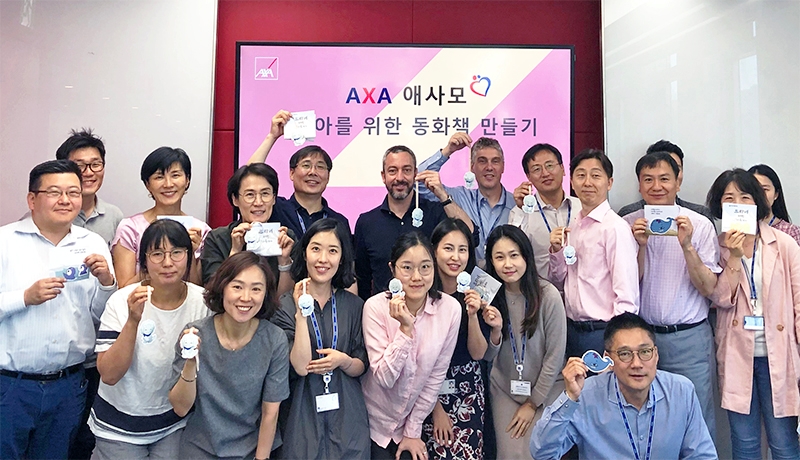 △동화책 만들기 활동에 직접 참가한 질 프로마조 대표이사(윗줄 왼쪽에서 6번째)와 임직원들이 기념촬영을 하고 있다. / 사진=AXA손해보험