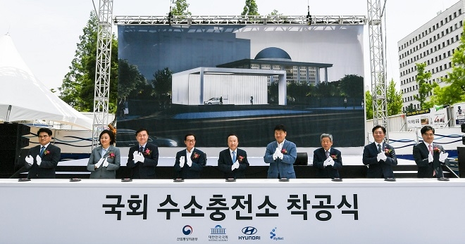 (왼쪽부터) 수소에너지네트워크 유종수 대표, 중소벤처기업부 박영선 장관, 더불어민주당 김영춘 의원, 자유한국당 이종배 의원, 국회 산업통상자원중소벤처기업위원회 홍일표 위원장, 더불어민주당 홍의락 의원, 유인태 국회사무총장, 산업통상자원부 성윤모 장관, 현대자동차 공영운 사장. (사진=현대차)