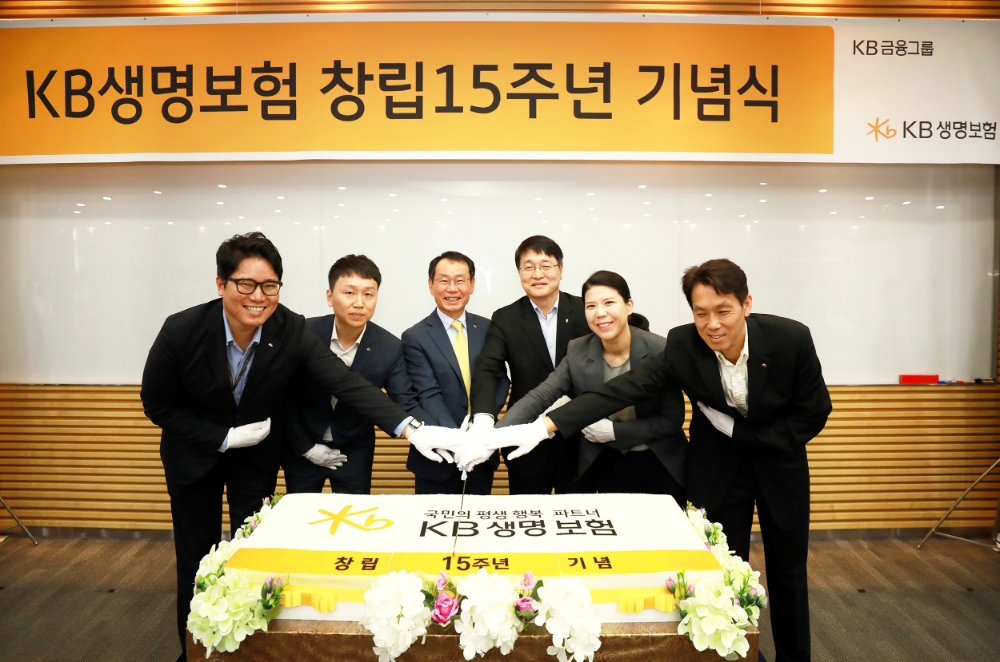 △창립 기념 떡케익을 커팅하는 KB생명보험 임직원(왼쪽에서 세번째 허정수 사장) / 사진=KB생명보험