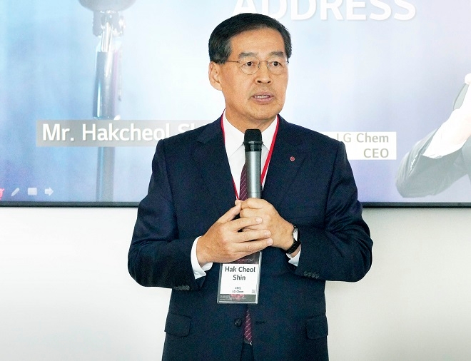 신학철 부회장이 글로벌 이노베이션 센터 오픈을 기념해 환영사를 하고 있다. (사진=LG화학)