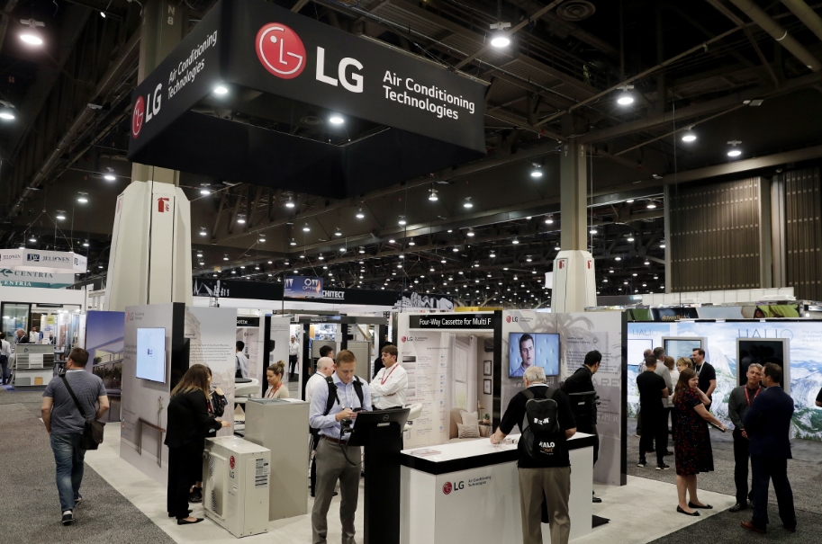 △LG전자가 현지시간 6일부터 8일까지 미국 라스베이거스 컨벤션센터에서 열린 미국건축가협회 건축박람회(American Institute of Architects Expo 2019)에서 중대형 건물에 최적의 냉난방을 구현하는 ‘멀티브이 슈퍼5(Multi V Super 5)’, 주거공간에 최적화된 ‘멀티브이 에스(Multi V S)’ 등 다양한 공간 맞춤형 공조솔루션을 선보였다/사진=LG전자