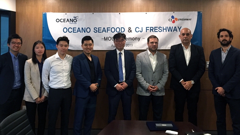 CJ프레시웨이와 오세아노사가 MOU 체결 후 기념사진을 촬영하고 있다. /사진제공=CJ프레시웨이
