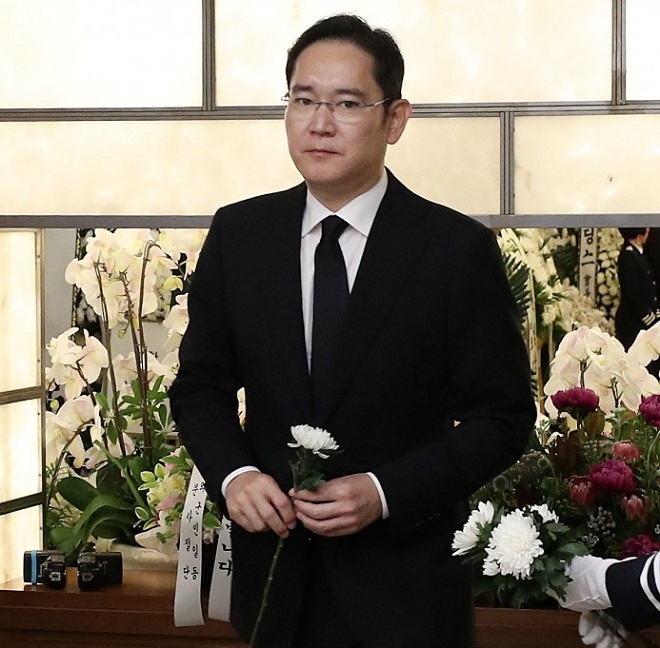 이재용 삼성전자 부회장이 12일 오전 서울 서대문구 신촌세브란스병원 장례식장에 마련된 김대중 전 대통령 부인 고(故) 이희호 여사의 빈소에서 조문을 하고 있다. (출처=뉴스핌)