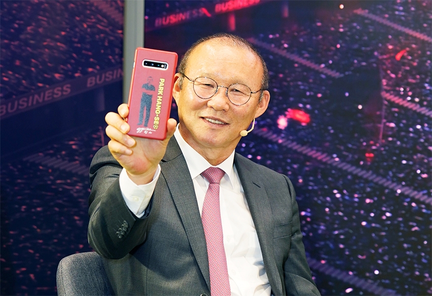 △박항서 감독이 삼성전자 갤럭시 S10+ 박항서 에디션 기기를 들고 환하게 웃고 있다/사진=오승혁 기자(자료 편집)