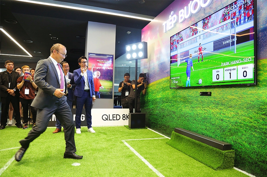 △박항서 감독이 삼성전자가 마련한 팬미팅 행사에서 가상 패널티킥 게임에 참여하고 있다/사진=오승혁 기자(자료 편집)