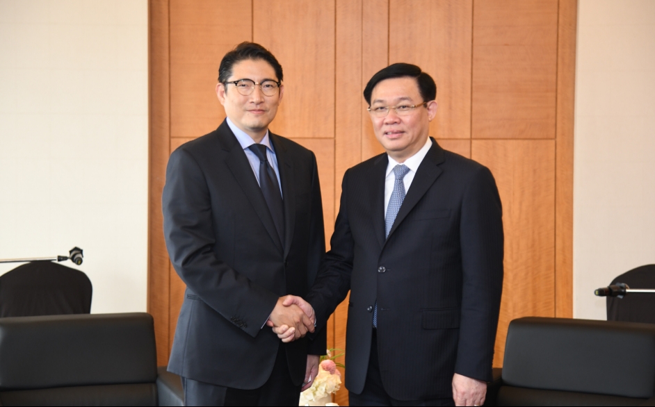 △조현준 효성 회장(왼쪽)이 19일 브엉 딘 후에(Vuong Dinh Hue) 베트남 부총리(오른쪽)와 만나 상호 협력을 강화해 나가기로 약속했다/사진=효성