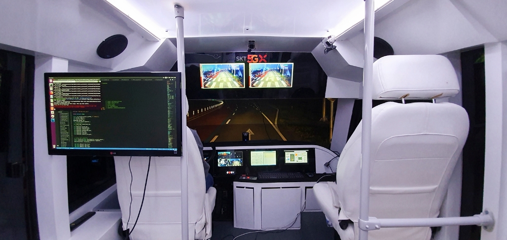 △5G 네트워크로 전송받은 전방 차량 영상을 확인할 수 있는 SKT 5G 자율주행 버스 내부/사진=SK텔레콤