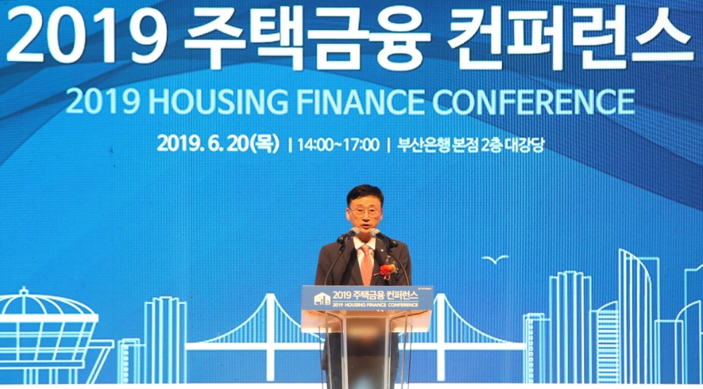 이정환 주택금융공사 사장이 20일 부산 문현금융로 부산은행 본점에서 열린 ‘2019 주택금융 컨퍼런스’에서 개회사를 하고 있다./사진=주택금융공사