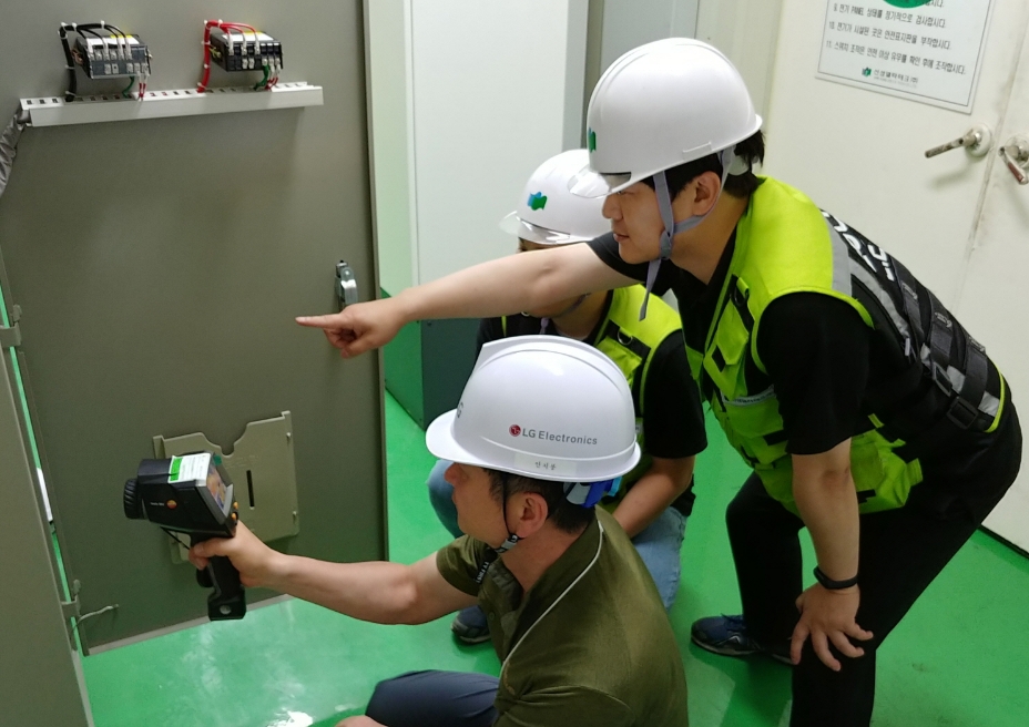 △LG전자 직원이 협력회사 직원과 함께 협력회사의 전기시설을 점검하고 있다/사진=LG전자