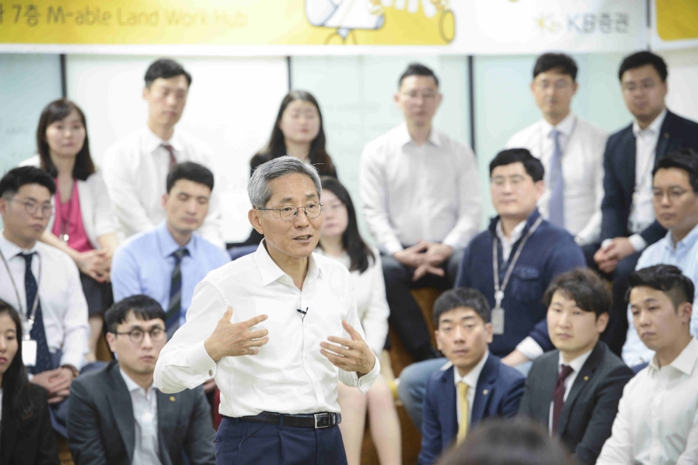 지난 5월 KB증권 본점에서 개최된 타운홀미팅에서 그룹경영전략을 설명하고 있는 윤종규 KB금융그룹 회장. / 사진= KB금융지주