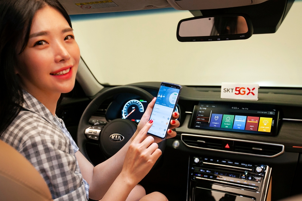 △SK텔레콤 모델이 차량 내에서 카투홈 서비스를 시연하고 있다/사진=SK텔레콤