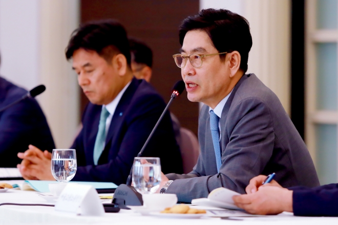 지난 21일 서울 광화문 프레스센터에서 개최된 2019 비정규직 고용구조 개선 지원단 발대식에서 정원재 우리카드 사장(가운데)이 고용구조 개선 사례를 발표하고 있다. / 사진 = 우리카드